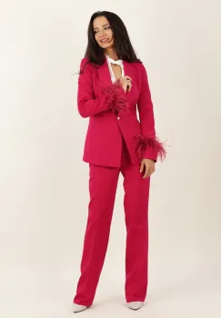 Compleu elegant cambrat prevazut cu pene la maneci imagine