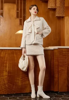 Compleu elegant/casual bej compus din fusta si sacou imagine