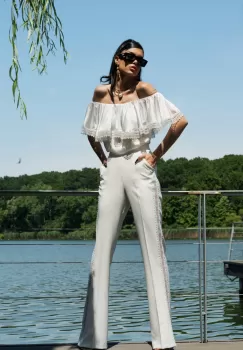 Compleu elegant cu pantalon evazat si buza prevazuta cu volane si broderie imagine