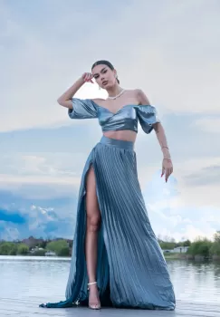 Compleu elegant format din doua piese cu fusta lunga plisata si corset pe umeri de culoare gri-bleu imagine