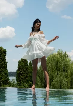 Rochie alba din voal cu volane imagine