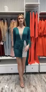 Rochie de ocazie scurta de culoare verde accesorizata cu pene si dantela cu perle imagine