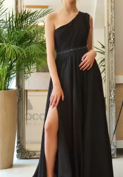 Rochie de ocazie vaporoasa de culoare neagra cu centura cu detalii metalice imagine