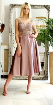 Rochie din tafta roz-prafuit prevazuta cu broderie pretioasa cu perle in partea superiora imagine