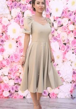 Rochie eleganta bej cu croi in clos si maneca bufanta imagine