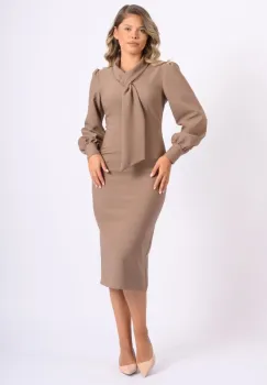 Rochie eleganta bej cu lungimea midi si croi cambrat cu maneca lunga imagine