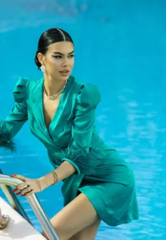 Rochie eleganta din material vaporos accesorizata cu pene imagine