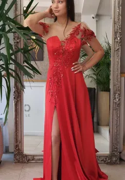 Rochie eleganta din tafta rosie cu slit pe picior si broderie pretioasa imagine