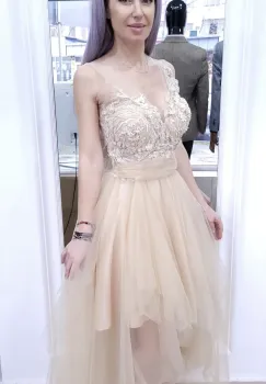 Rochie eleganta din tull de culoare bej prevazuta cu broderie in partea superioara imagine