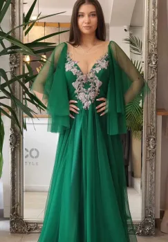 Rochie eleganta din tulle fin de culoare verde si broderie pretioasa in partea superioara imagine