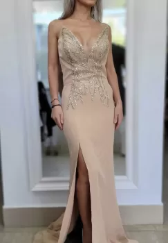 Rochie eleganta lunga cu slit pe picior si broderie pretioasa in partea superioara imagine