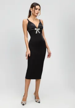 Rochie eleganta neagra mulata pe corp cu decolteu in V si accesoriu pretios imagine