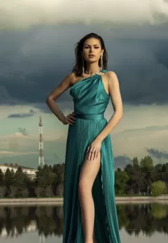 Rochie eleganta plisata de culoare turquoise si slit pe picior imagine