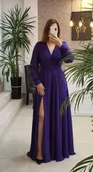 Rochie lunga de ocazie confectionata din material fluid cu partea superioara petrecuta si slit pe picior imagine