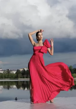 Rochie lunga de ocazie cu fusta plisata si funda maxi in lateral imagine