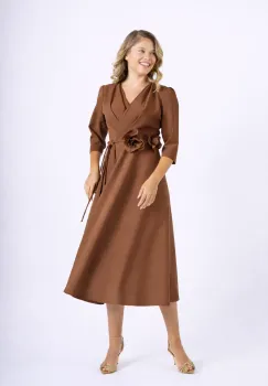 Rochie maro cu croi in clos si lungimea midi imagine