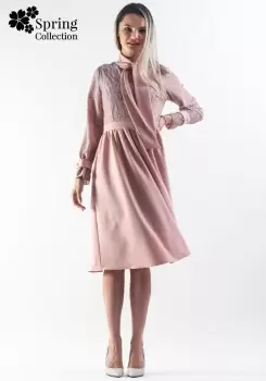 Rochie Moze roz prafuit cu guler tip esarfa si croiala in clos imagine