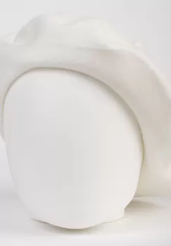 Bereta alba clasica, chic, din bumbac si lana imagine