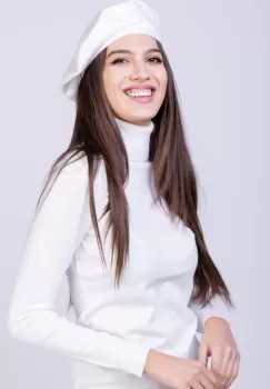 Bereta alba clasica, cu strasuri foarte fine aplicate pe toata suprafata, din bumbac si lana imagine