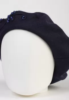 Bereta bleumarin chic, cu decoratiune tricotata si insertii de perle, din bumbac si lana imagine
