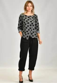 Bluza asimetrica gri cu buline negre, cu aspect usor creponat imagine