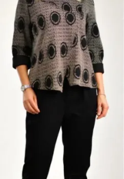 Bluza bej cu cercuri negre in relief si croi lejer, cu bumbac imagine