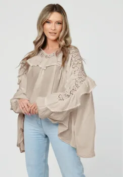 Bluza boho oversize din batist de bumbac, in colturi, cu volan si dantela, bej imagine