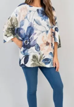 Bluza cu maneca fluture trei sferturi si imprimeu cu flori albastre si roz pal imagine