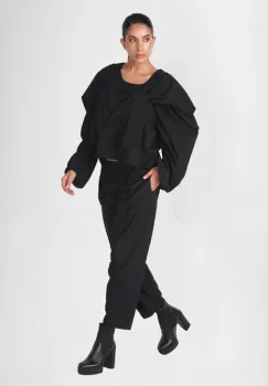 Bluza neagra oversize cu maneci ample si funda intr-o parte imagine