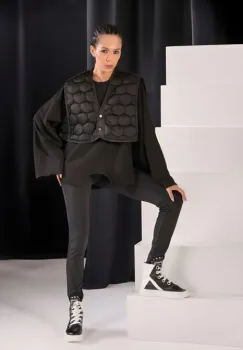 Bluza neagra oversize cu vestuta matlasata scurta imagine