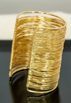 Bratara aurie statement spiralata, eleganta si versatila imagine