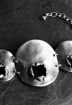 Bratara din zamac cu forma rotunda si gaura neregulata imagine