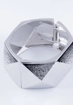 Bratara metalica argintie cu romburi in relief si aspect texturat imagine