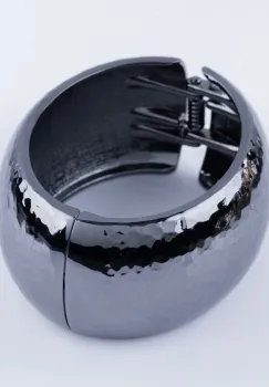 Bratara metalica argintiu inchis cu aspect lovitura de ciocan imagine