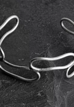 Bratara rigida din cupru argintat cu forme circulare alungite imagine