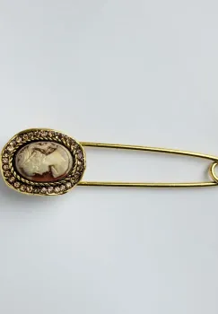 Brosa camee metalica auriu antichizat cu pietricele alb-argintii, tip ac imagine