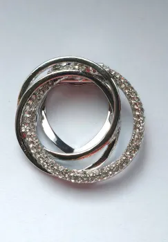 Brosa clips pentru esarfa cu trei cercuri, argintie cu pietricele foarte fine imagine