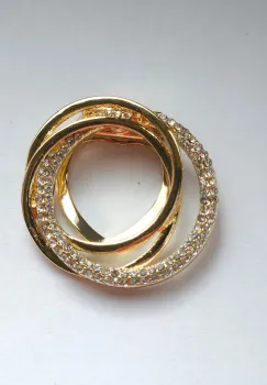 Brosa clips pentru esarfa cu trei cercuri, aurie cu pietricele foarte fine imagine