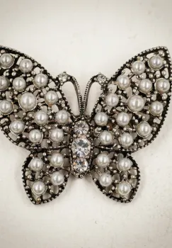 Brosa eleganta fluture din metal cu perlute artificiale si strasuri imagine