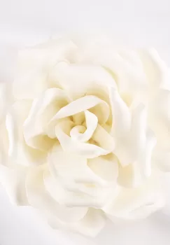 Brosa floare alba ivory satinata cu diamtetru de 15 cm, cu clips pentru par imagine