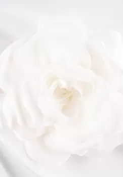 Brosa floare alba satinata cu diamtetru de 15 cm, cu clips pentru par imagine