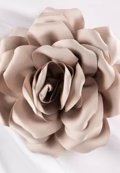 Brosa floare bej deschis satinata cu diamtetru de 15 cm, cu clips pentru par imagine