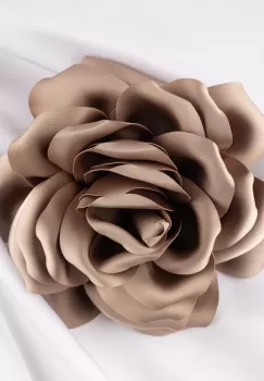 Brosa floare bej inchis satinata cu diamtetru de 15 cm, cu clips pentru par imagine