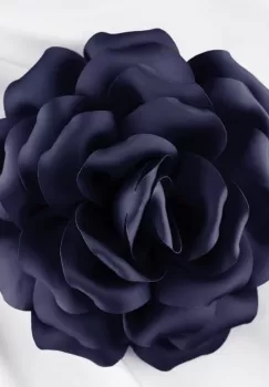 Brosa floare bleumarin satinata cu diamtetru de 15 cm, cu clips pentru par imagine