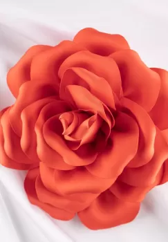 Brosa floare corai satinata cu diamtetru de 15 cm, cu clips pentru par imagine