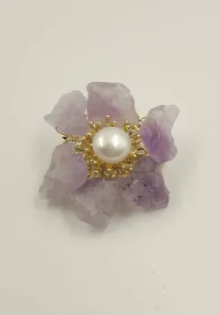 Brosa floare cu petale din pietre naturale de ametrin si perla, executata manual imagine