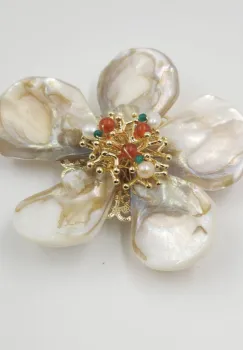 Brosa floare cu petale din scoica naturala si pietre naturale de carneol, executata manual imagine