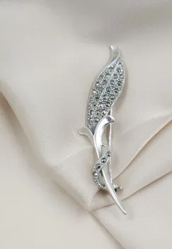 Brosa floare din argint 925 cu pietre foarte fine de marcasite imagine