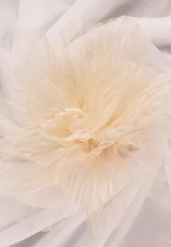 Brosa floare din organza creponata cu diamtetru de 20 cm, cu clips pentru par, bej deschis imagine