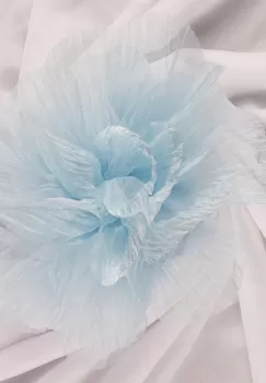 Brosa floare din organza creponata cu diamtetru de 20 cm, cu clips pentru par, bleu imagine